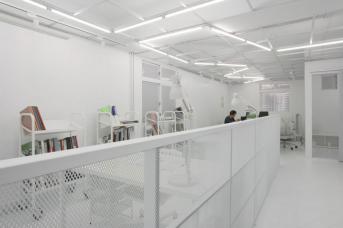 辦公室裝修:建筑人的實(shí)驗(yàn)精神，將18坪新創(chuàng)辦公室變身白色幻境！