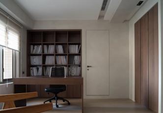 現(xiàn)代風(fēng)共享辦公室，透明玻璃書墻區(qū)隔空間、分享采光成空間焦點(diǎn)