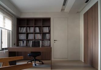 現(xiàn)代風(fēng)共享辦公室，透明玻璃書墻區(qū)隔空間、分享采光成空間焦點(diǎn)